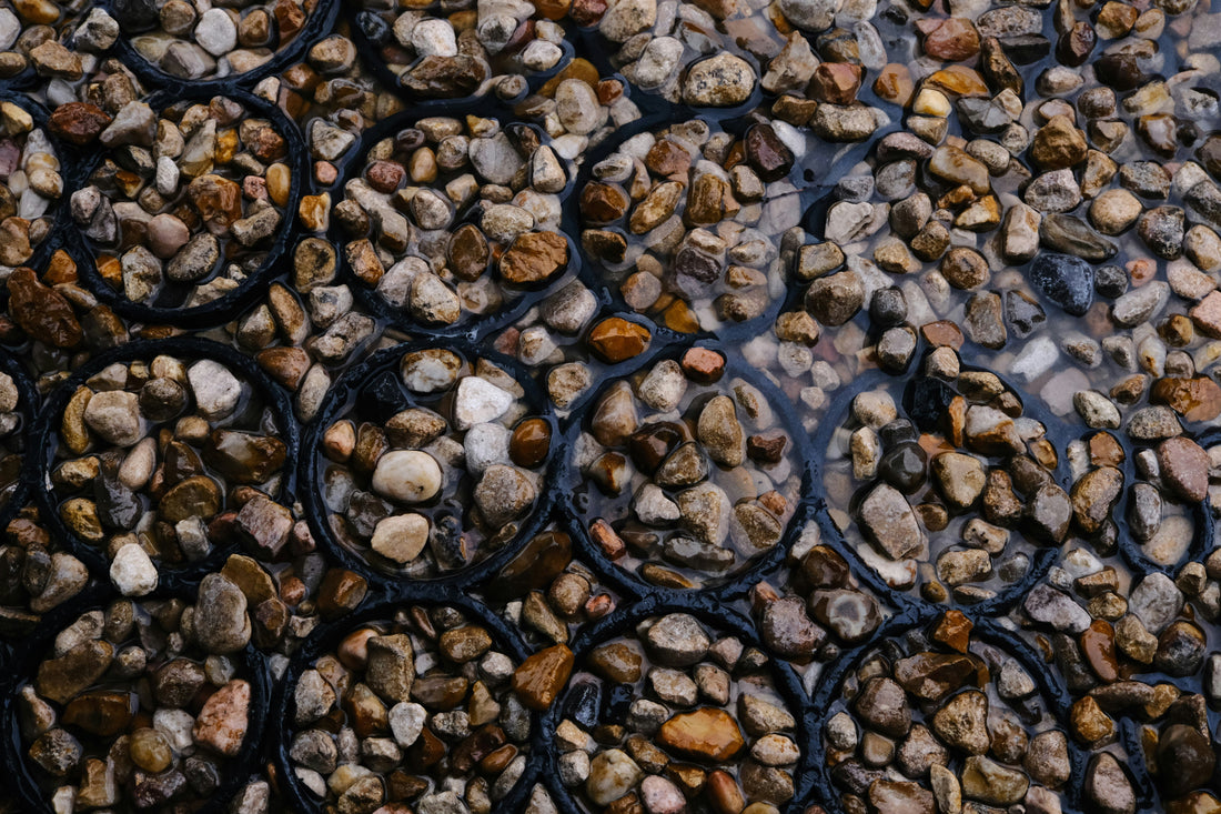 [GREENMENT] The "Crushed Nut Shell Pot Drainage Layer": How to replace heavy rocks in large outdoor planters for effortless moving