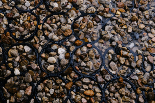 [GREENMENT] The "Crushed Nut Shell Pot Drainage Layer": How to replace heavy rocks in large outdoor planters for effortless moving