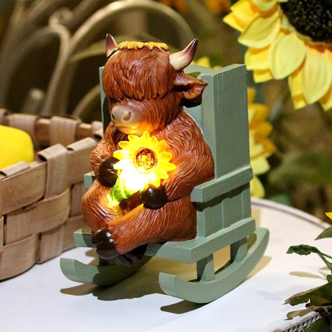 Solar Garden Statues Highland Cow Garden Decor Resin Highland Cow Statue with Light Animal Figurine Outdoor Yard Patio Lawn Decoration Housewarming Gardening Gifts for Women 3.5 * 5 * 6.5 in